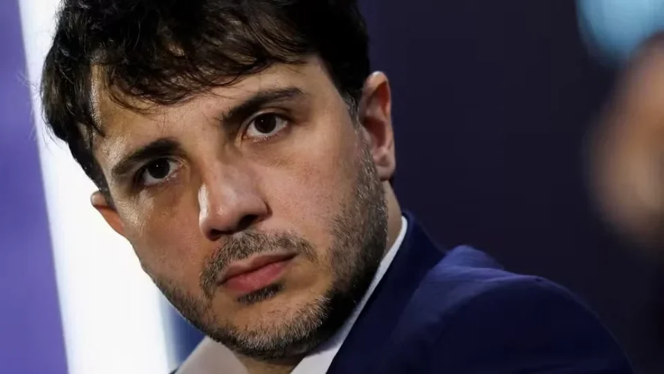 Renan Santos acusa Record de barrá-lo da cobertura eleitoral de 2026