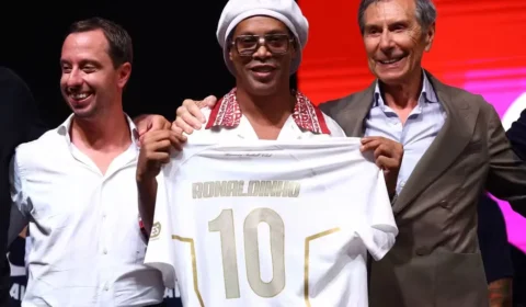 Ronaldinho mira gol 300 em retorno ao futebol na Itália