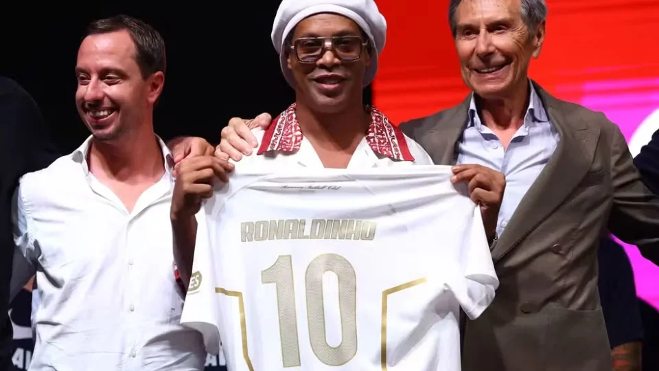 Ronaldinho mira gol 300 em retorno ao futebol na Itália