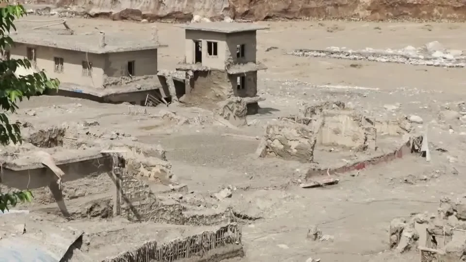 Equipes buscam 3 mil desaparecidos no quarto dia após enchentes no Nepal