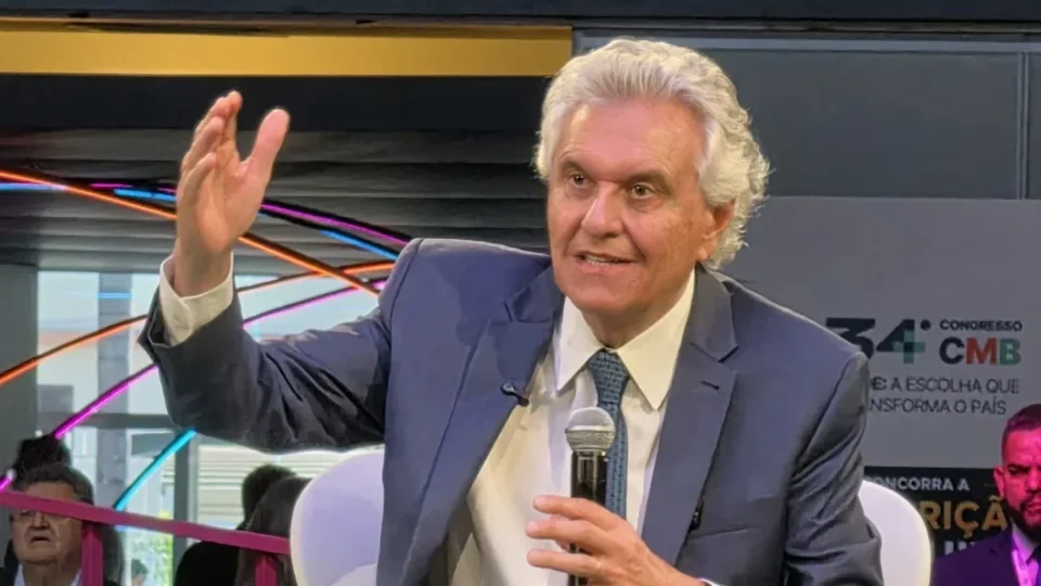 Caiado evita atacar Flávio e mira seus canhões em Lula