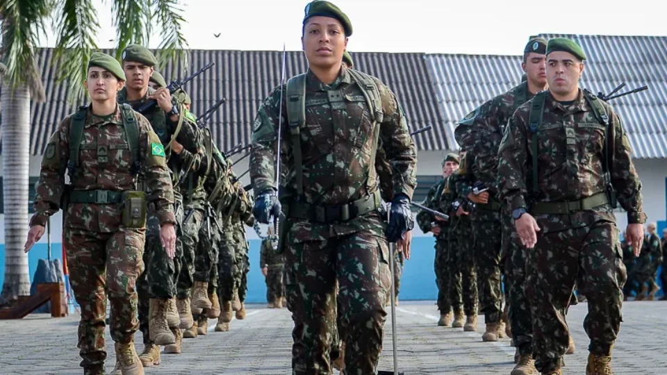 Dia do Soldado leva Exército às ruas em Pindamonhangaba