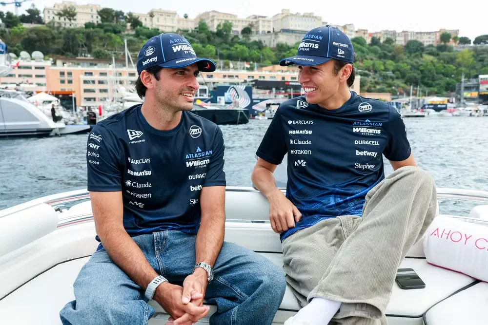 Alexander Albon e Carlos Sainz permanecem na Williams para 2027 — Foto: Peter Fox/Getty Images