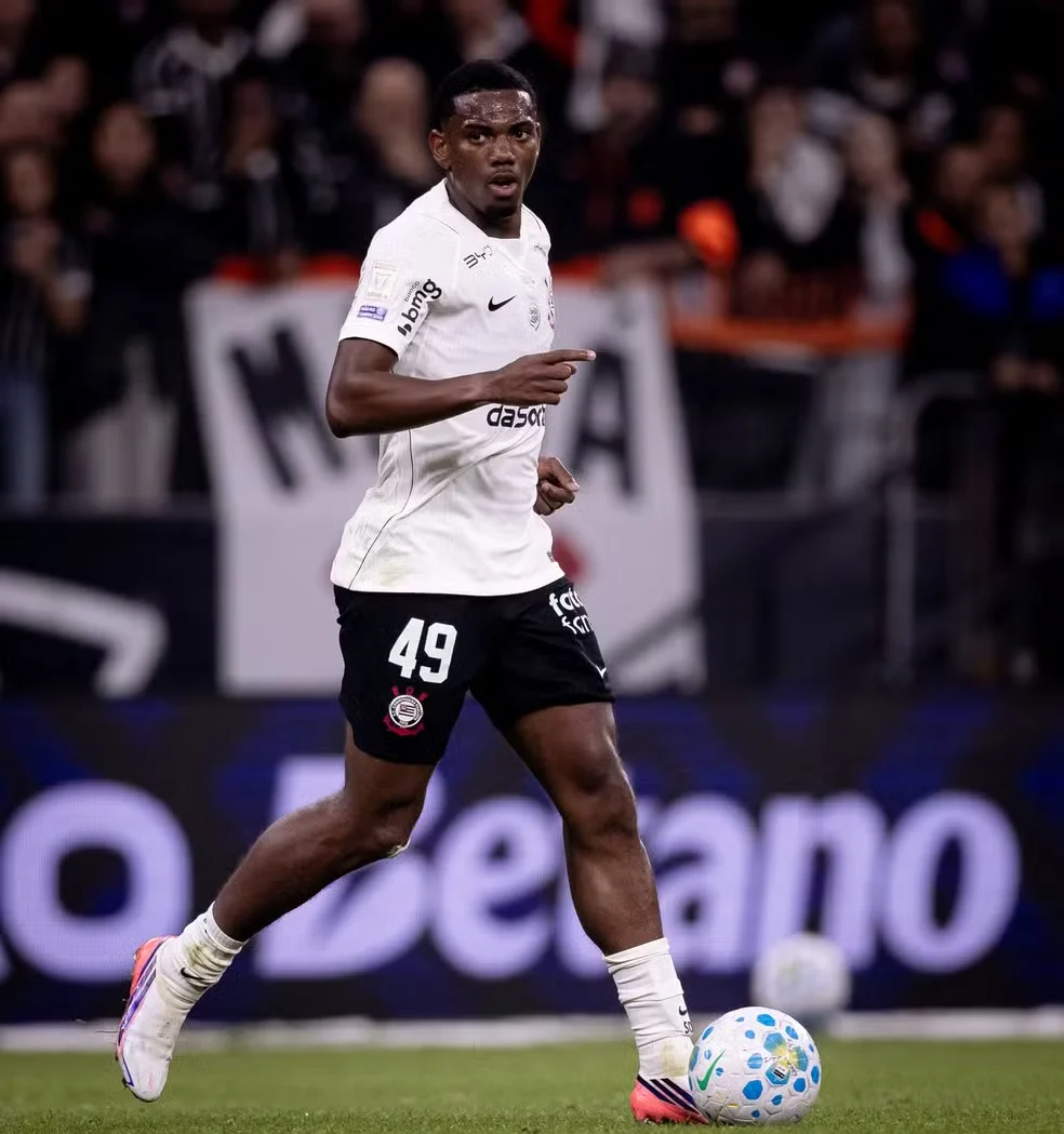 A possível saída do volante acontece em um momento de forte necessidade financeira para o Corinthians. André é considerado um dos principais ativos do elenco e sua eventual venda pode representar uma importante entrada de recursos para os cofres alvinegros.