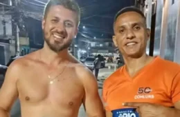 Gari encontra bolsa com dinheiro no lixo, percorre bairro inteiro e faz questão de devolver tudo ao dono