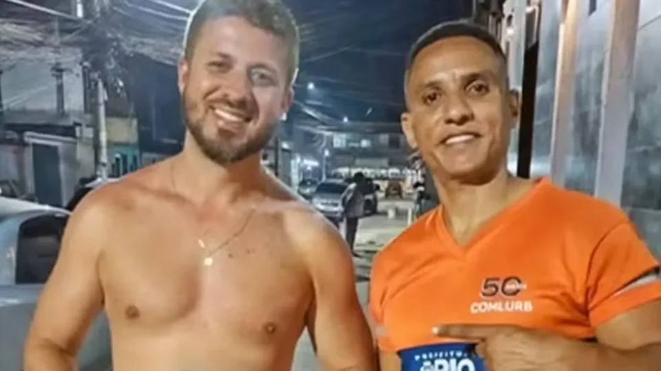 Gari encontra bolsa com dinheiro no lixo, percorre bairro inteiro e faz questão de devolver tudo ao dono