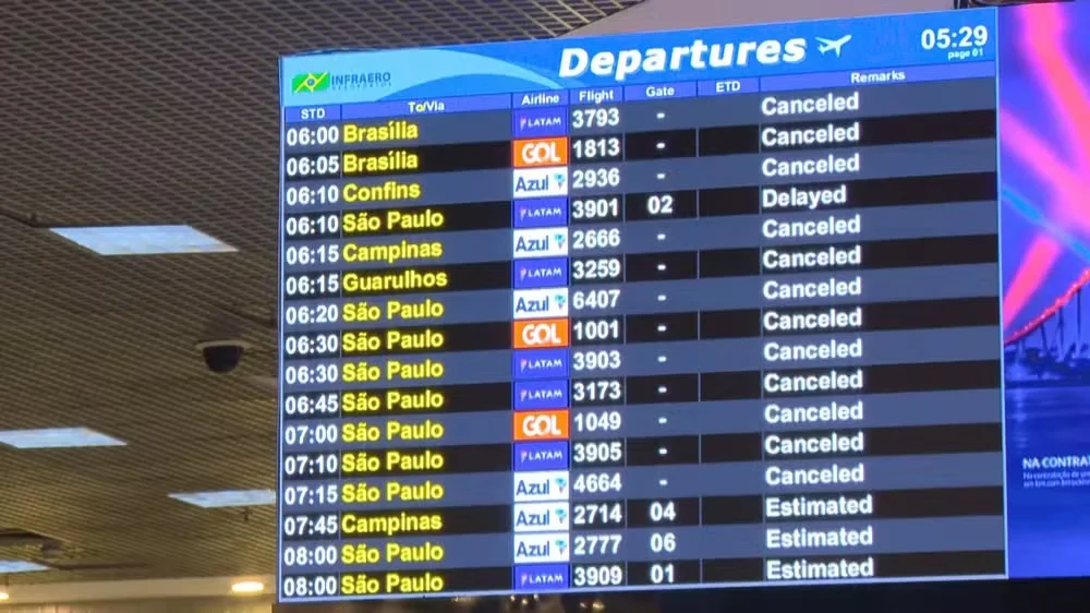 Painel do Santos Dumont mostra voos cancelados nesta sexta — Foto: Reprodução