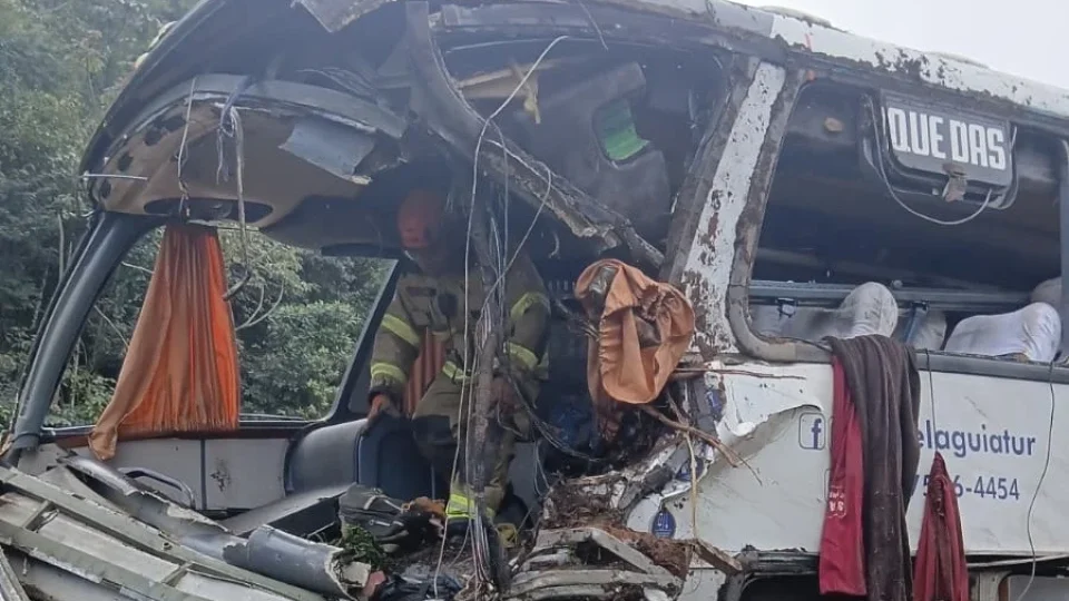 Sobe para nove número de vítimas identificadas em acidente com ônibus que saiu de BH