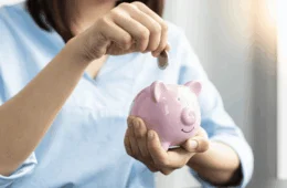 Pressão no bolso faz Geração Z controlar até o último centavo: por que está tão difícil fechar o mês?
