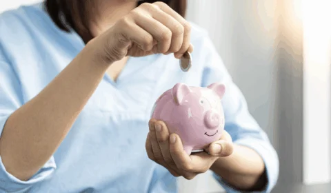 Pressão no bolso faz Geração Z controlar até o último centavo: por que está tão difícil fechar o mês?