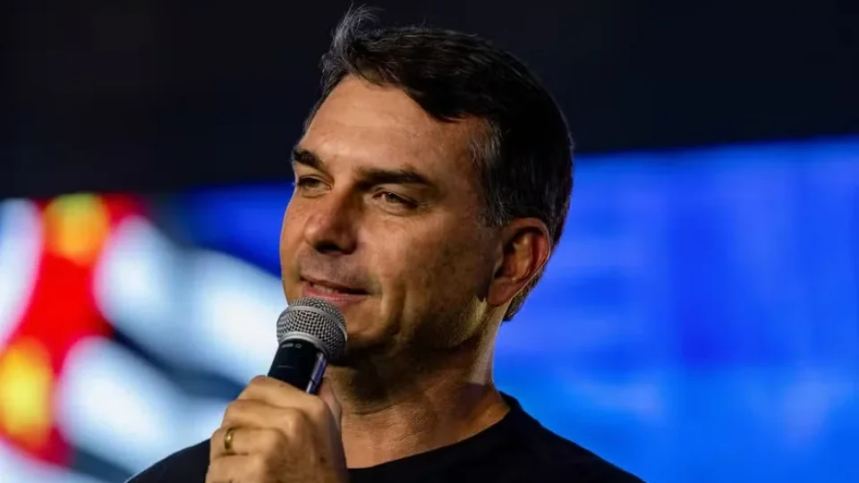 Flávio Bolsonaro registra candidatura com patrimônio de R$ 8,1 milhões, mais de três vezes o declarado em 2018