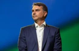 Flávio Bolsonaro intensifica agenda de campanha e aposta em estratégia familiar; veja o que está por trás da ofensiva