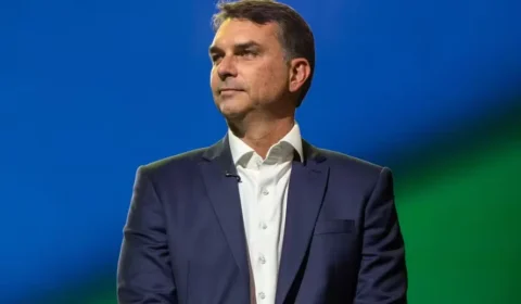 Flávio Bolsonaro intensifica agenda de campanha e aposta em estratégia familiar; veja o que está por trás da ofensiva