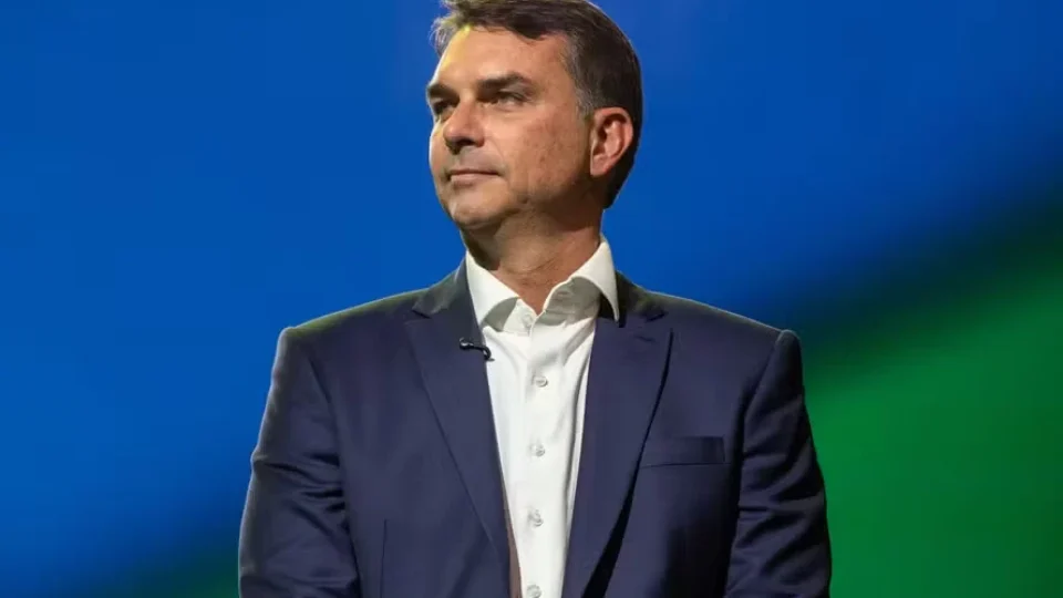 Flávio Bolsonaro intensifica agenda de campanha e aposta em estratégia familiar; veja o que está por trás da ofensiva