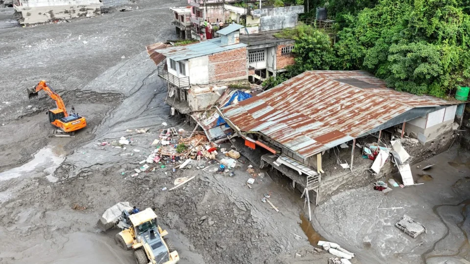 Lago formado após colapso de geleira ameaça provocar nova enchente no Nepal