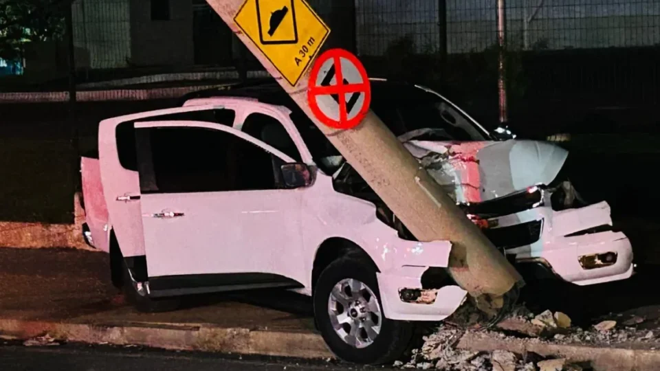 Caminhonete bate em poste, deixa dois feridos e motorista foge em Minas Gerais