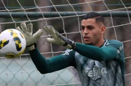 Palmeiras encaminha venda de Kaique e busca goleiro experiente