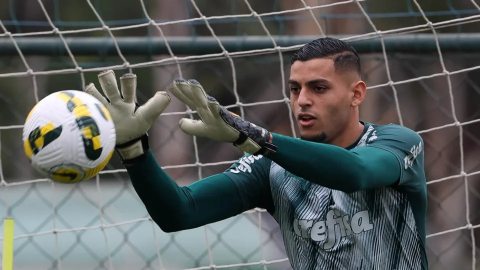 Palmeiras encaminha venda de Kaique e busca goleiro experiente