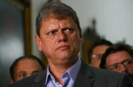 Tarcísio defende Flávio Bolsonaro após sabatina e diz que senador seguirá prestando esclarecimentos sobre Dark Horse