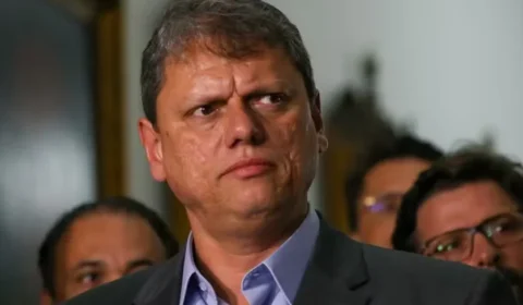 Tarcísio defende Flávio Bolsonaro após sabatina e diz que senador seguirá prestando esclarecimentos sobre Dark Horse