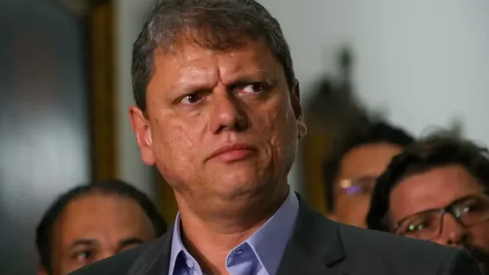 Tarcísio defende Flávio Bolsonaro após sabatina e diz que senador seguirá prestando esclarecimentos sobre Dark Horse