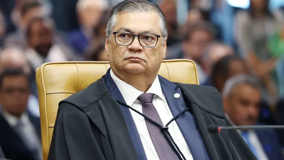 Flávio Dino dá 5 dias para Polícia Civil entregar à PF dados de operação que mira ONG ligada a filme sobre Bolsonaro