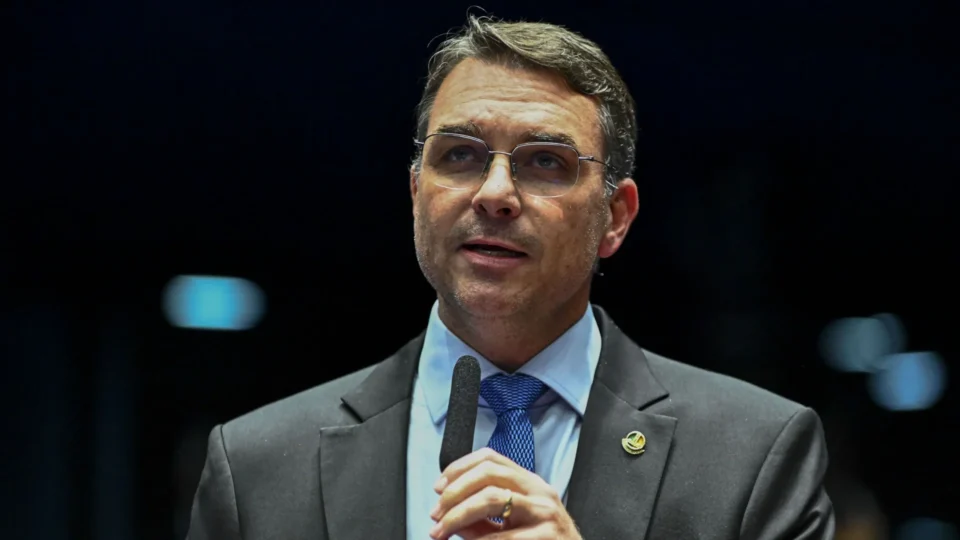 Mistério acaba hoje: Flávio Bolsonaro anuncia vice em meio a dificuldades para ampliar alianças