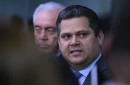 Alcolumbre é cobrado a reagir a vazamento de fotos de senadores
