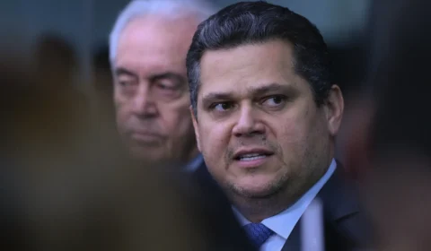 Alcolumbre é cobrado a reagir a vazamento de fotos de senadores