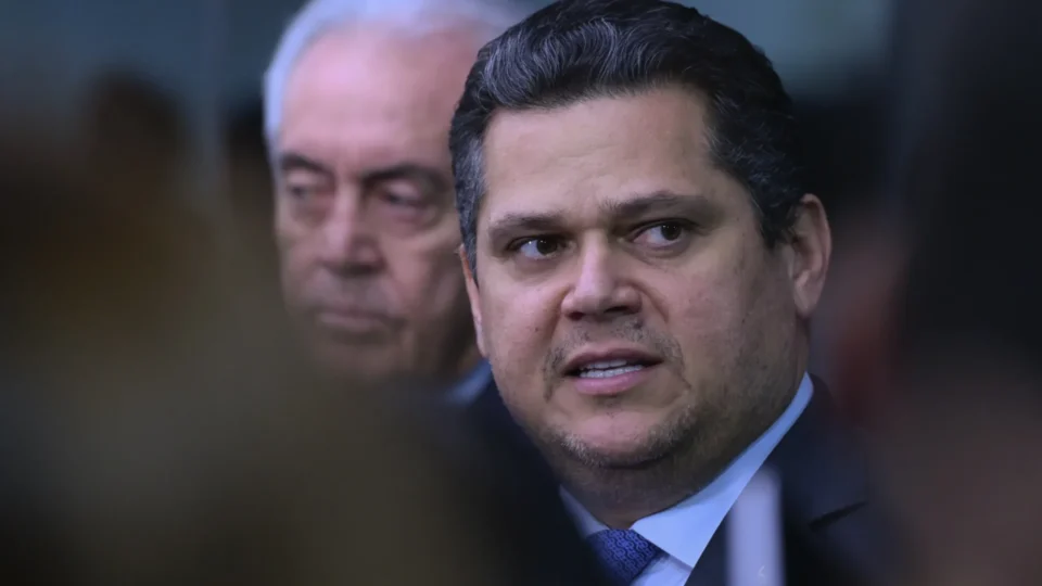 Alcolumbre é cobrado a reagir a vazamento de fotos de senadores