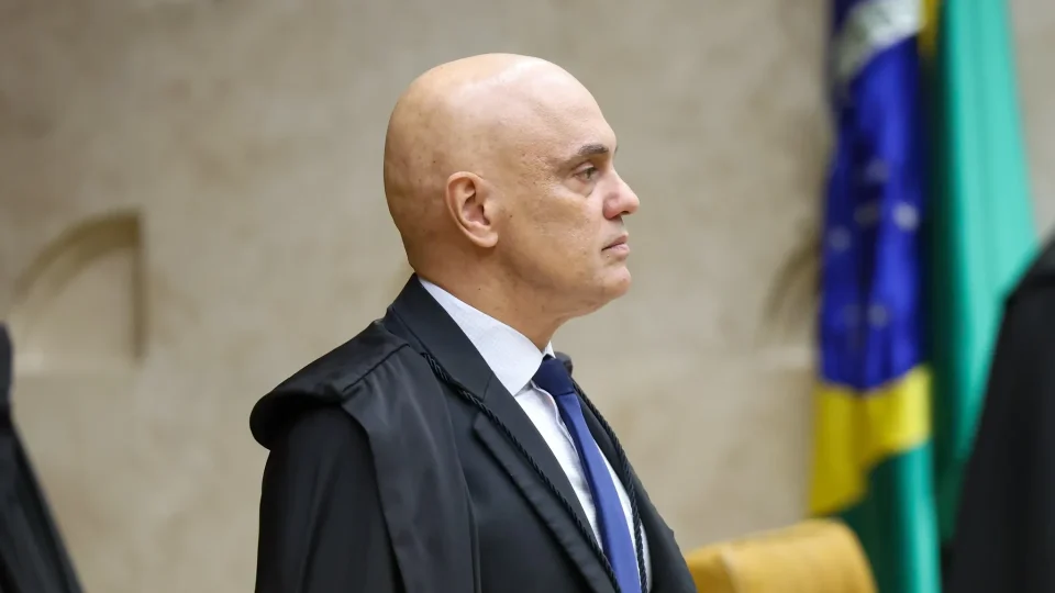 Moraes manda sete tribunais suspenderem “penduricalhos” e cobra devolução de valores