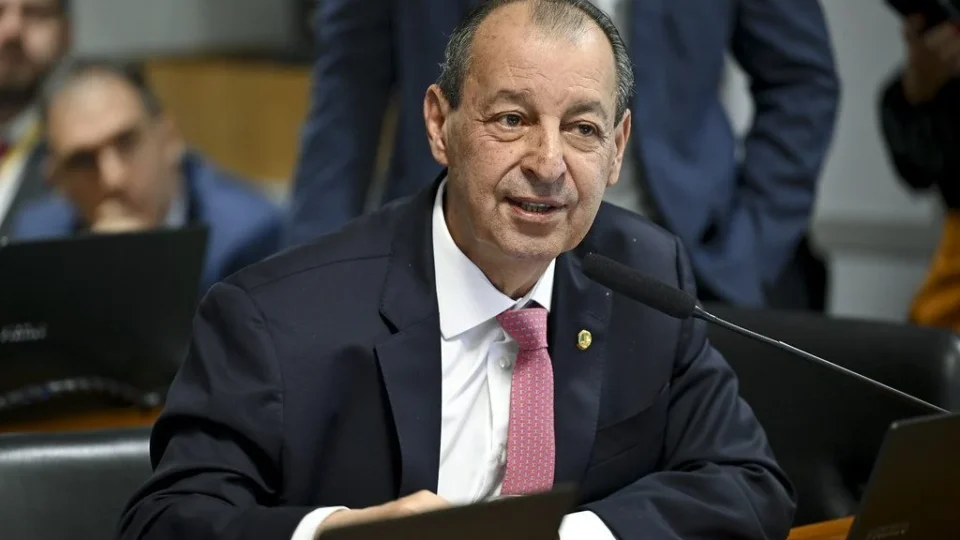 Omar Aziz promete acelerar fim da escala 6×1 no Senado