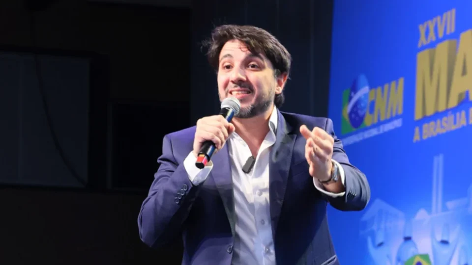 Renan Santos critica fim da escala 6×1 e promete barrar proposta