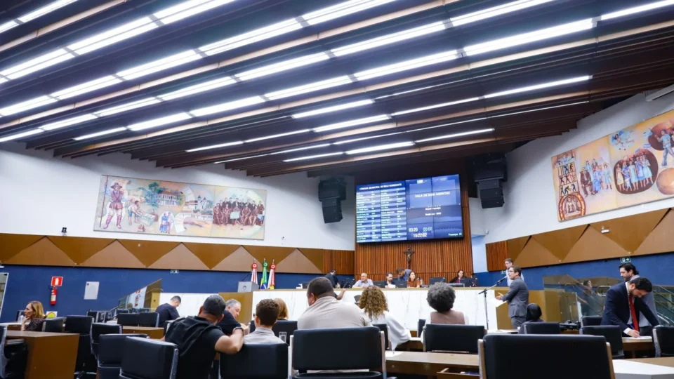 BH aprova LDO de 2027 com déficit e pressiona ajuste