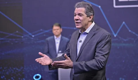 Tarcísio e Haddad trocam críticas em debate sobre educação, segurança e Cracolândia