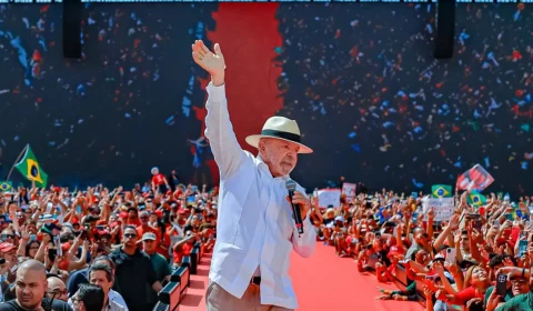 Lula inicia campanha com ataques à direita e defesa de maioria no Congresso