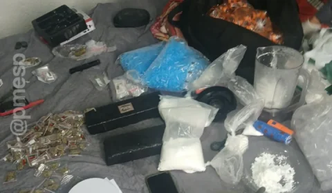 PM localiza “casa-bomba” com drogas e detém quatro pessoas em Cotia