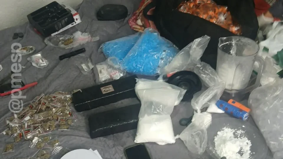 PM localiza “casa-bomba” com drogas e detém quatro pessoas em Cotia