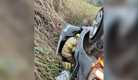 Jovem de 18 anos morre após carro capotar e cair em ribanceira de 20 metros na BR-381