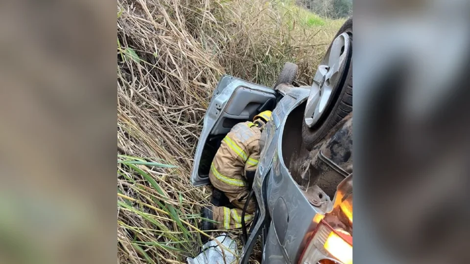 Jovem de 18 anos morre após carro capotar e cair em ribanceira de 20 metros na BR-381