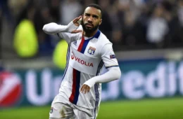 Lacazette brilha com dois gols e comanda vitória do NEOM sobre o Al-Faisaly