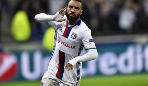 Lacazette brilha com dois gols e comanda vitória do NEOM sobre o Al-Faisaly