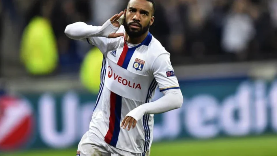 Lacazette brilha com dois gols e comanda vitória do NEOM sobre o Al-Faisaly