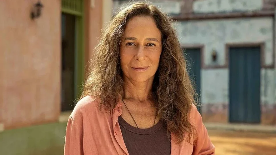 Andréa Beltrão passa por cirurgia de emergência no pé e cancela compromissos profissionais
