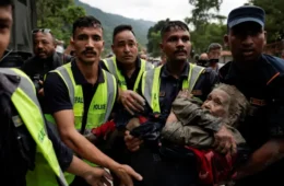 Inundação devastadora deixa mortos e centenas de desaparecidos na fronteira do Nepal com o Tibete