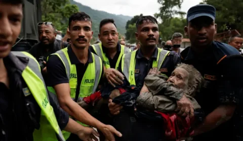 Inundação devastadora deixa mortos e centenas de desaparecidos na fronteira do Nepal com o Tibete