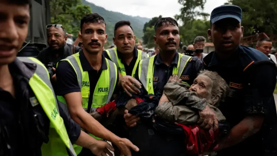 Inundação devastadora deixa mortos e centenas de desaparecidos na fronteira do Nepal com o Tibete