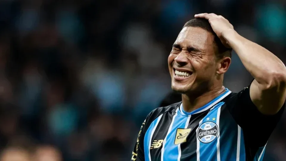 Pedido de Carlos Vinícius ao Grêmio trava renovação