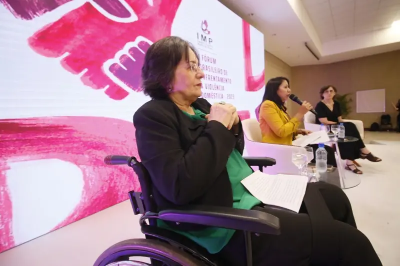 Maria da Penha Maia Fernandes foi mantida em um ciclo de violência doméstica silencioso que culminou em duas tentativas brutais de feminicídio em 1983