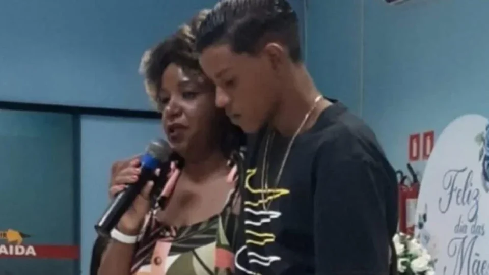 Mãe se despede de jovem de 19 anos morto após tentativa de assalto em Osasco